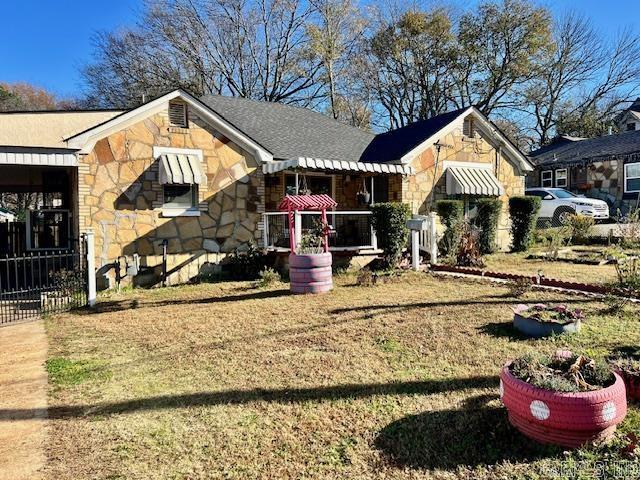 view of front of property with a front lawn and a carport