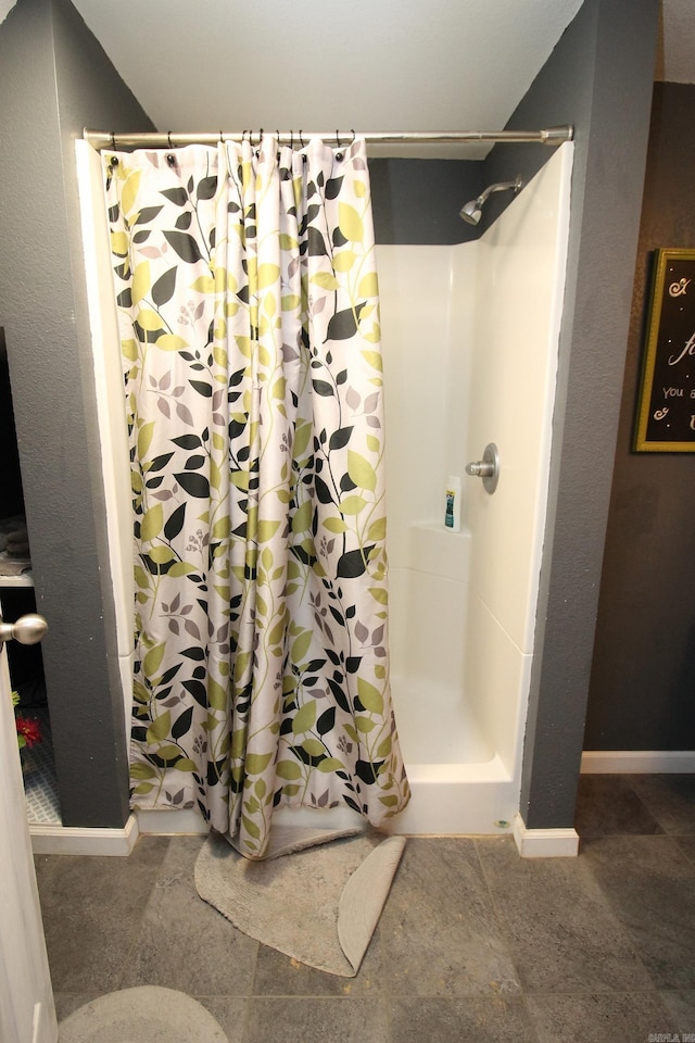 bathroom featuring a shower with shower curtain
