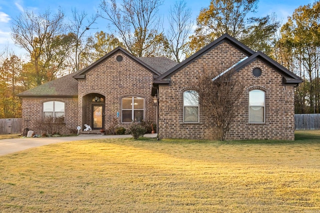 view of front of property featuring a front yard