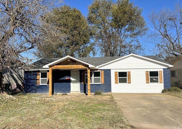 ranch-style home with a front lawn