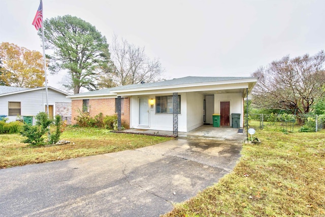 view of front of house featuring a front lawn and a carport