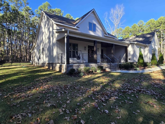 view of front facade featuring a front yard and a porch