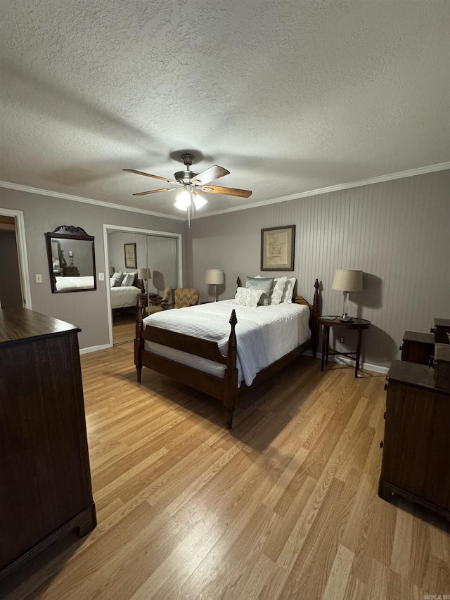 bedroom featuring a textured ceiling, light hardwood / wood-style floors, and ceiling fan