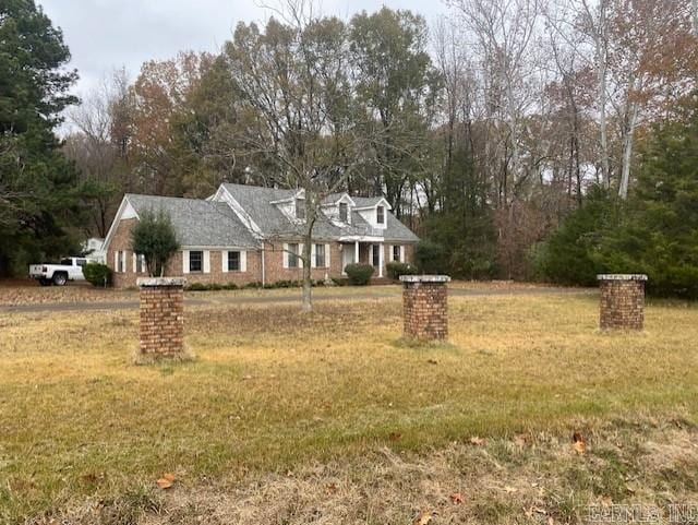 view of front facade with a front yard