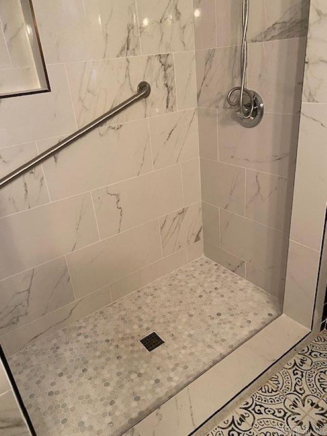 bathroom featuring a tile shower