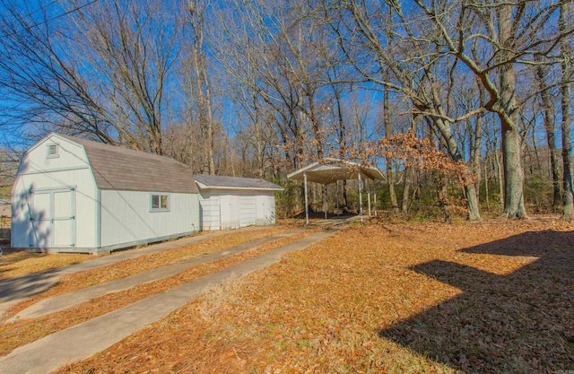 view of yard with a storage unit