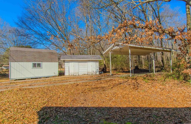 view of yard featuring a storage unit and a carport