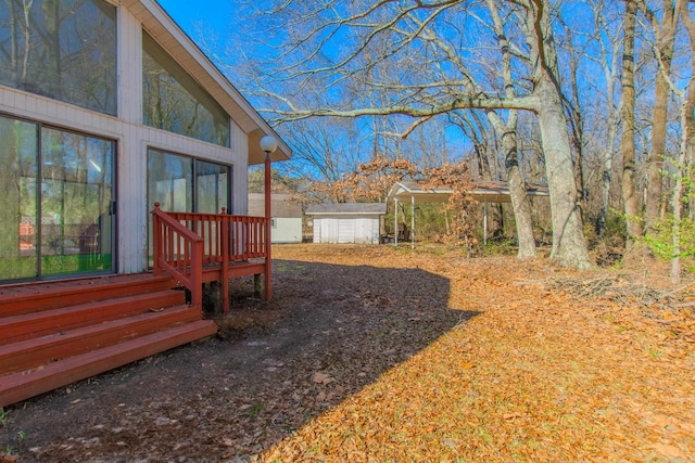 view of yard featuring a shed