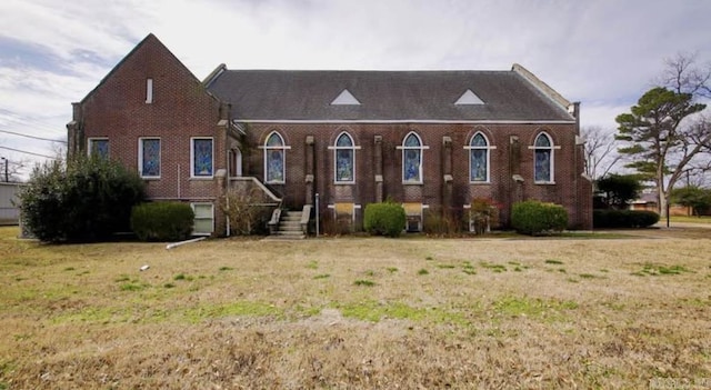 view of front of property with a front yard