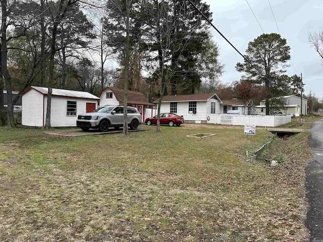 view of yard featuring an outdoor structure