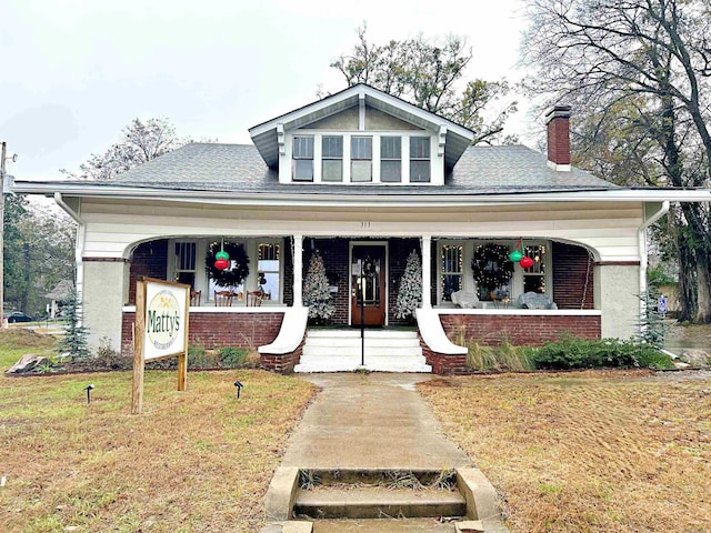 view of front facade featuring a front lawn