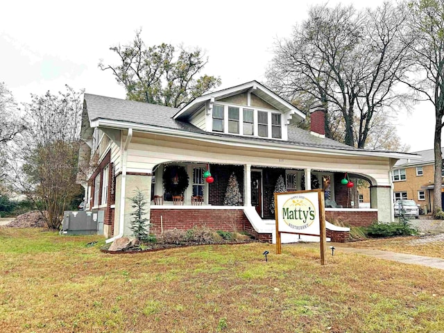 view of front of property featuring a front lawn