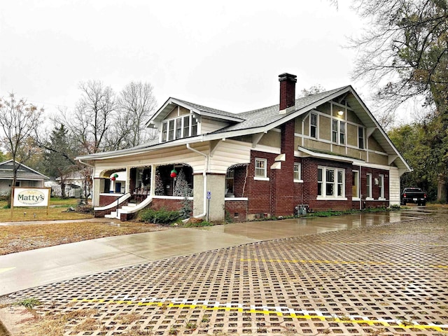 view of front facade featuring a porch