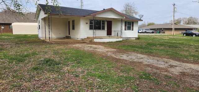 view of front of house featuring covered porch and a front lawn