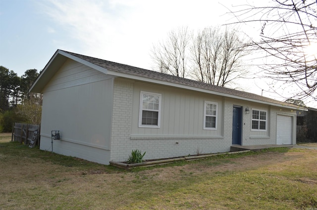 view of front of home featuring brick siding and a front yard