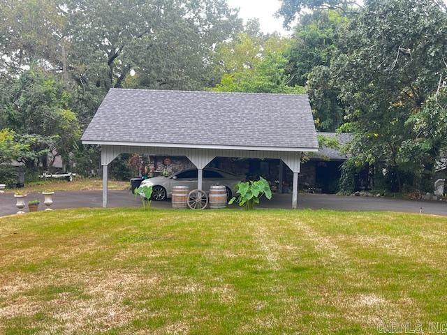 view of property's community featuring a lawn