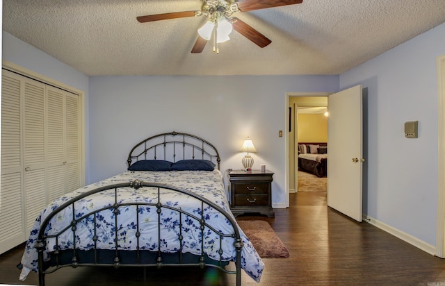 bedroom featuring ceiling fan, dark hardwood / wood-style flooring, a textured ceiling, and a closet