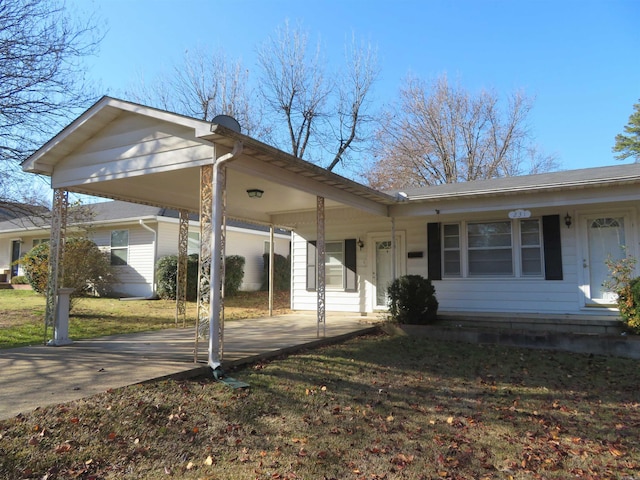 view of front facade featuring a front yard and a carport