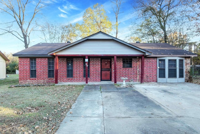 ranch-style house with a front yard