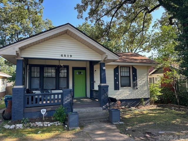 view of front facade with covered porch