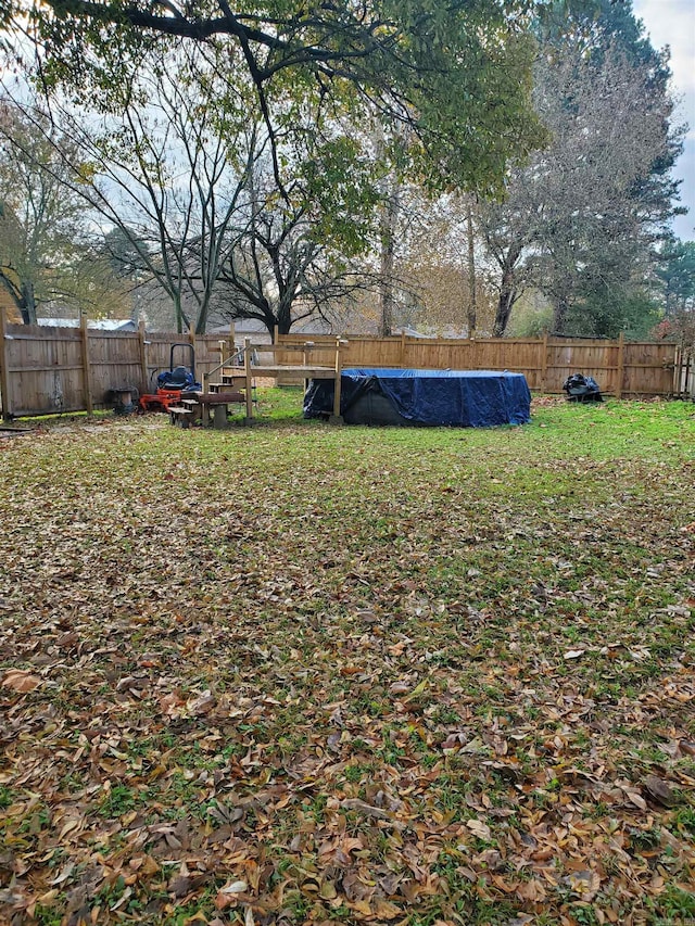 view of yard with a covered pool