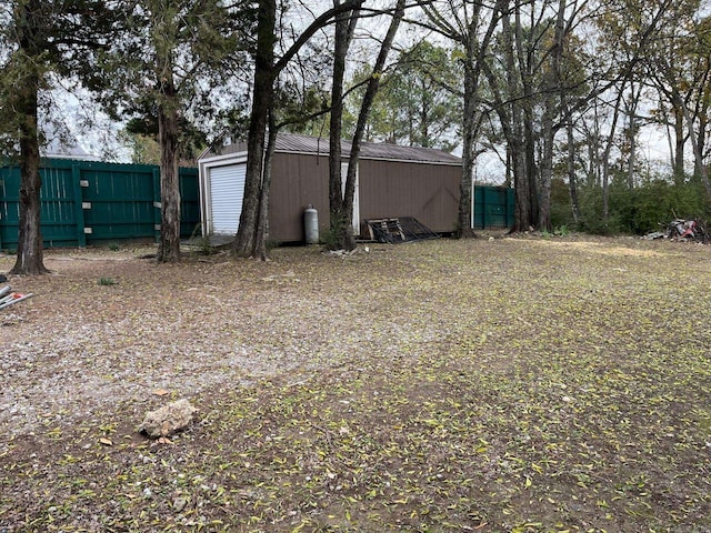 view of yard featuring an outbuilding