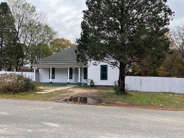 view of front of property featuring covered porch