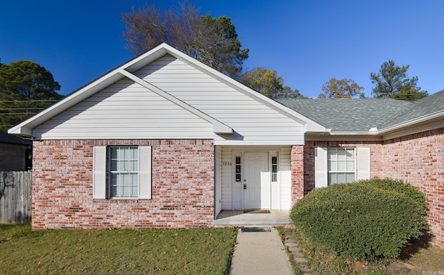 view of front of property featuring a front lawn