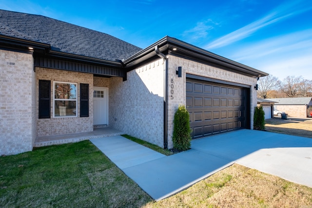 view of front facade featuring a garage