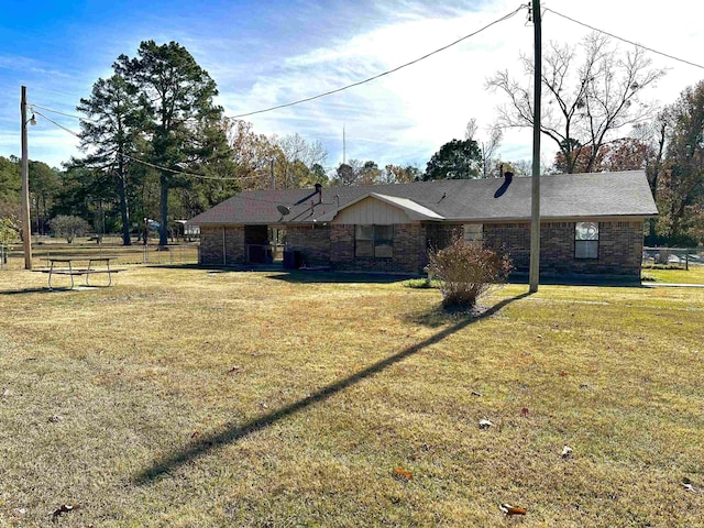 view of front of house featuring a front yard