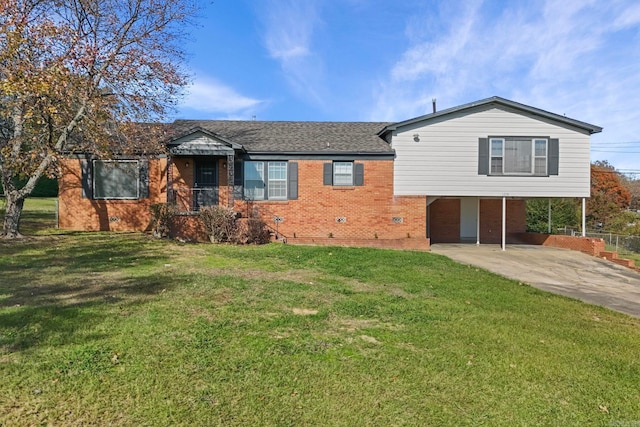 view of front of property featuring a front lawn and a carport