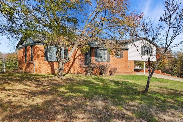 view of front of house featuring a front yard