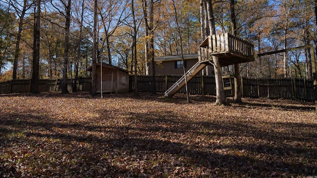 view of yard with a storage unit