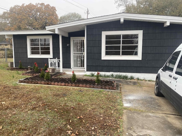 view of front facade with a front lawn