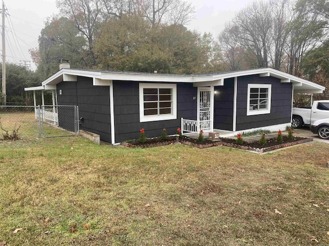 view of front of house featuring a front lawn