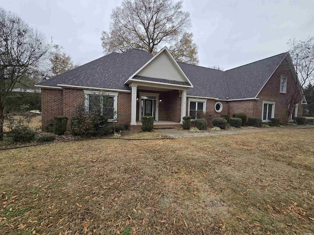 view of front of property featuring a front lawn