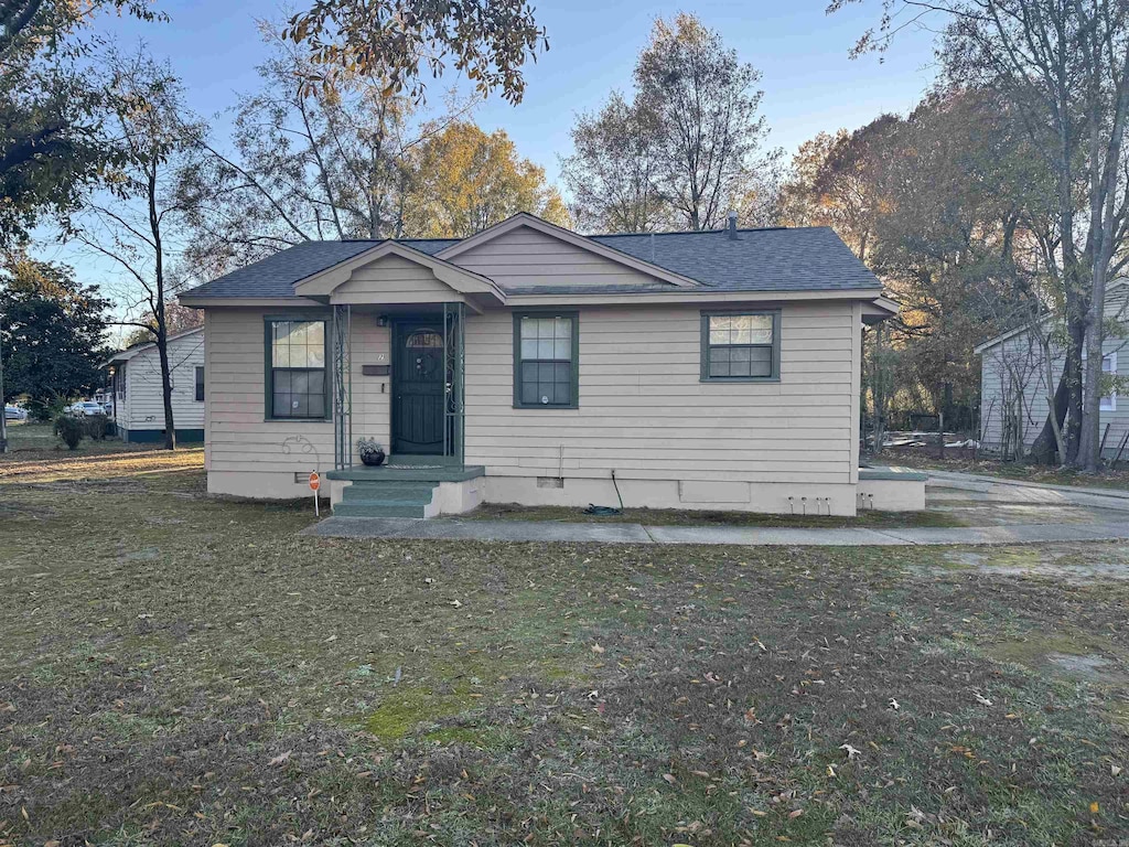 view of front of home with a front lawn