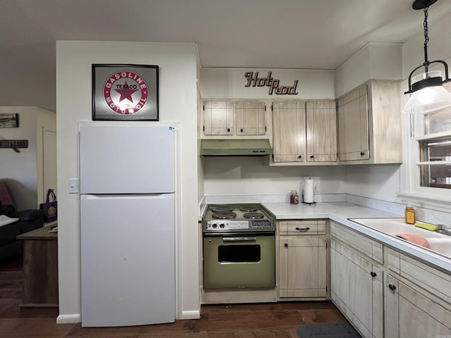 kitchen featuring sink, dark wood-type flooring, white fridge, decorative light fixtures, and electric stove