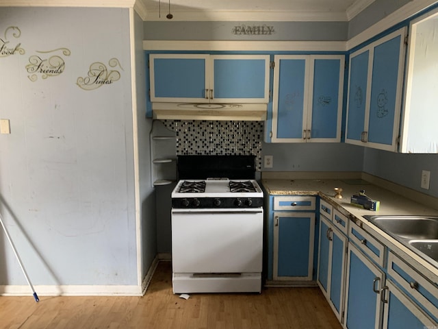 kitchen featuring blue cabinetry, crown molding, light hardwood / wood-style floors, white range with gas cooktop, and decorative backsplash