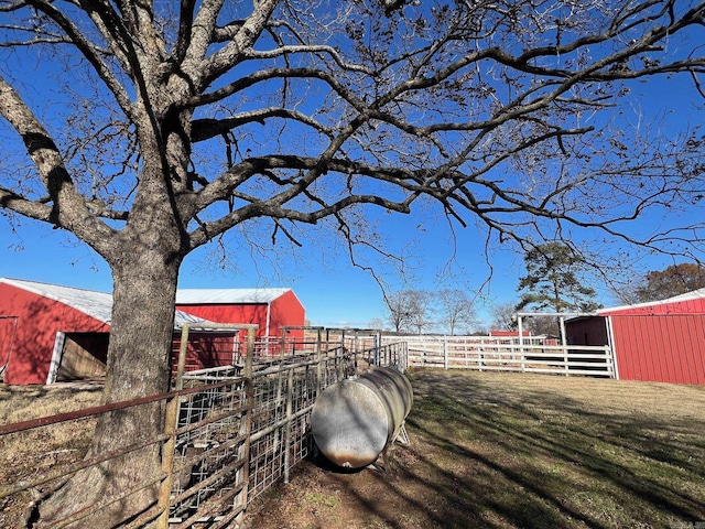 view of yard with an outdoor structure