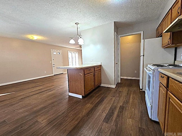 kitchen featuring a textured ceiling, dark wood-type flooring, white electric stove, and a chandelier