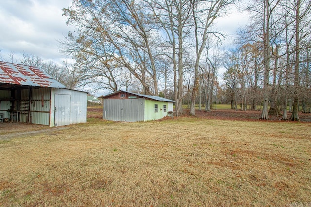 view of yard featuring an outdoor structure