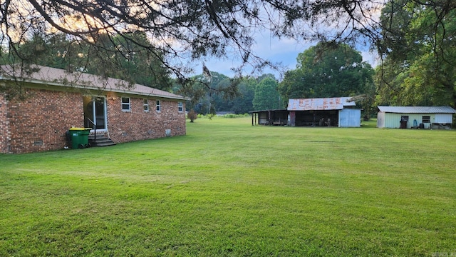 view of yard featuring an outbuilding