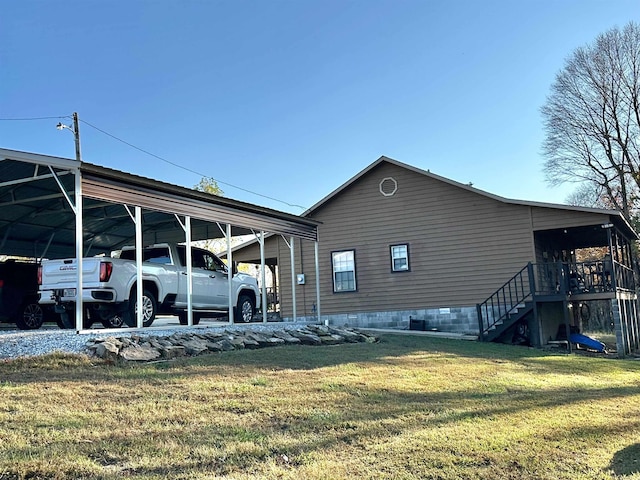 view of side of property featuring a carport and a yard