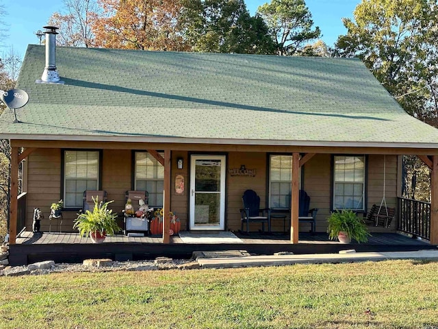 view of front of property featuring covered porch and a front yard