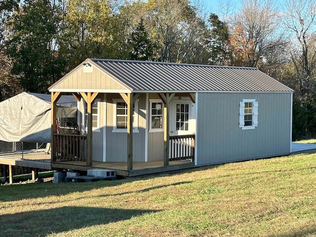 view of front of home with an outdoor structure and a front yard