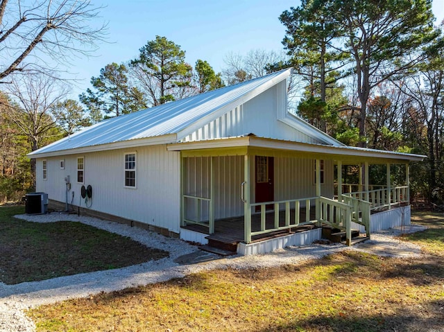 view of front facade featuring a porch and a front yard