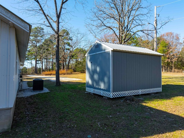 view of yard featuring a storage shed