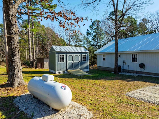 view of yard featuring central AC unit and a storage shed