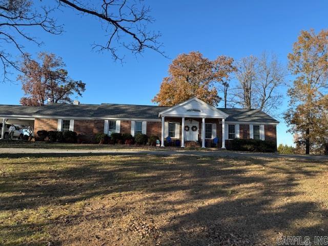 ranch-style house featuring a front yard